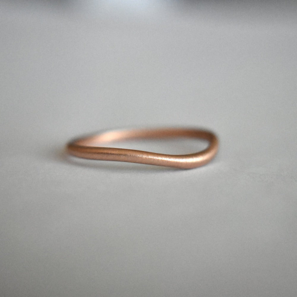 14K Fairmined Gold &#39;Flo&#39; Wave  Band | Magpie Jewellery