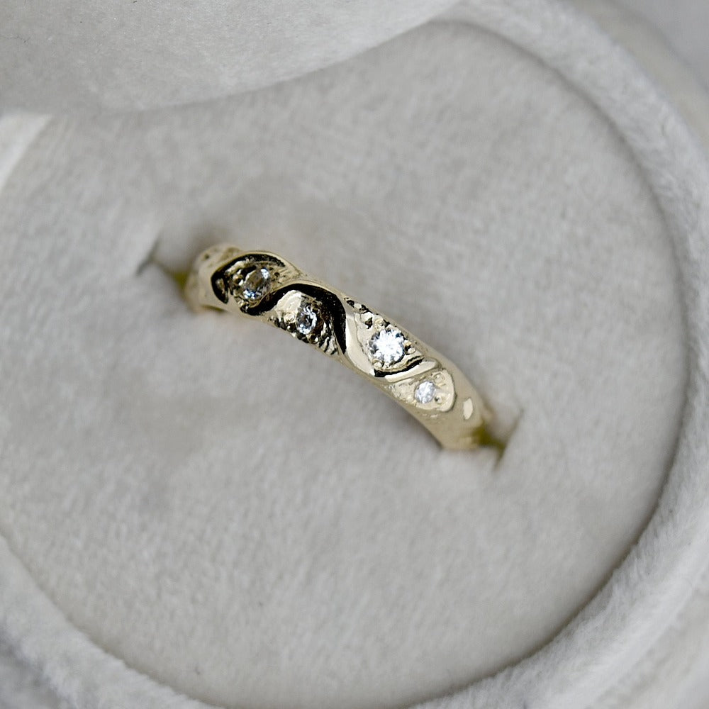 10ky &#39;Tangles&#39; Gold &amp; Diamond Band - Magpie Jewellery