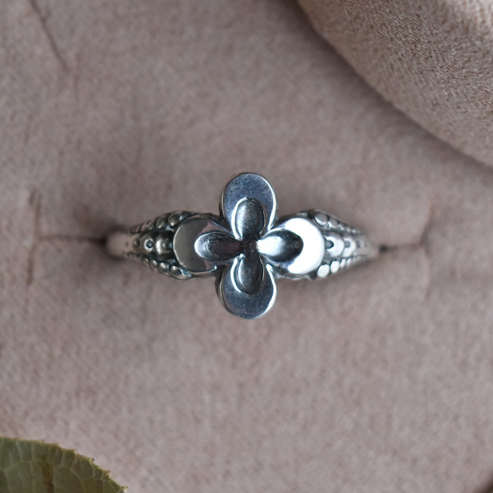 Oxidized Quatrefoil Ring - Magpie Jewellery