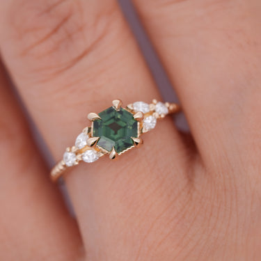 'Magnolia' Sapphire RIng
