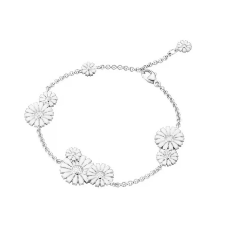 A versatile piece ideal for everyday wear, this Daisy bracelet in sterling silver features clusters of white daisies.