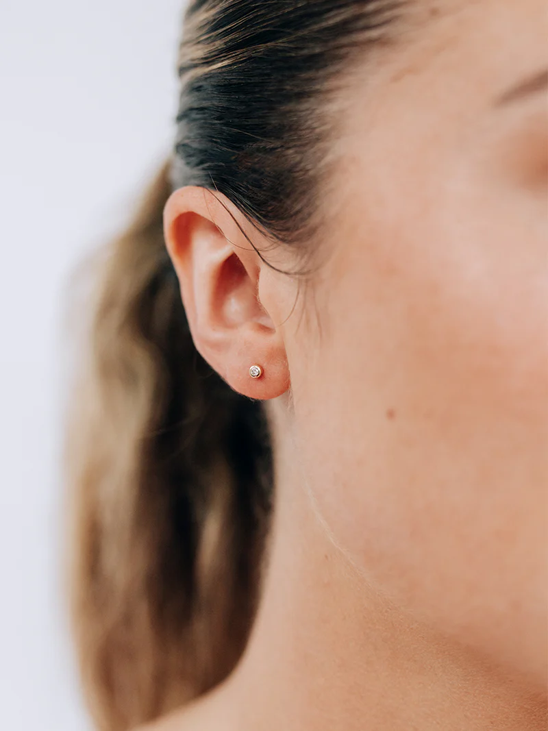 14k Yellow gold Stud earring with a diamond in the center | On model
