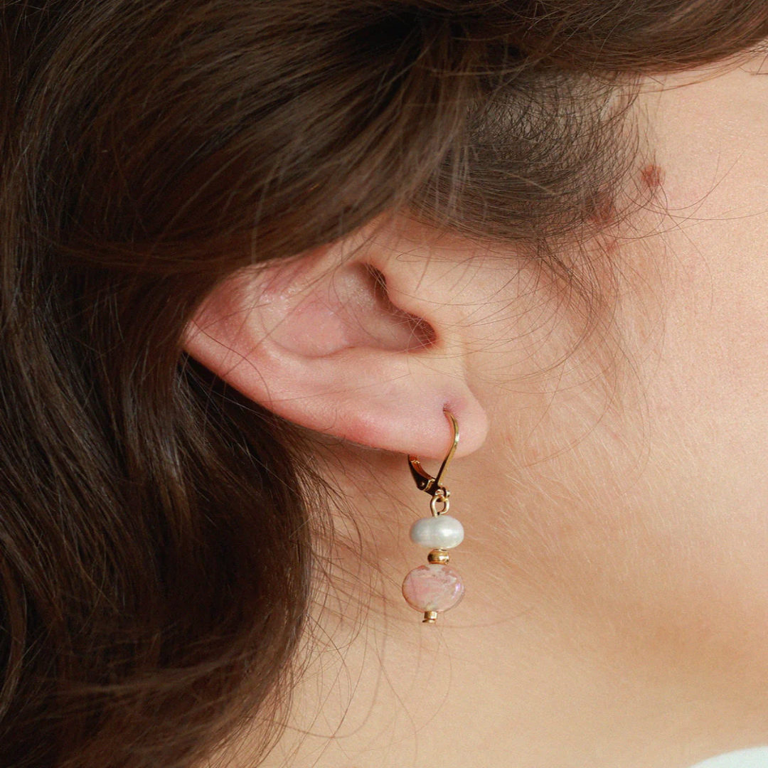 Delicate gold earrings with a freshwater pearl and a colorful bead | On model