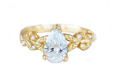 14k yellow gold ring, featuring  Certified lab diamond 0.91ct, 10 leaves and 6 accent 1.1mm diamonds
