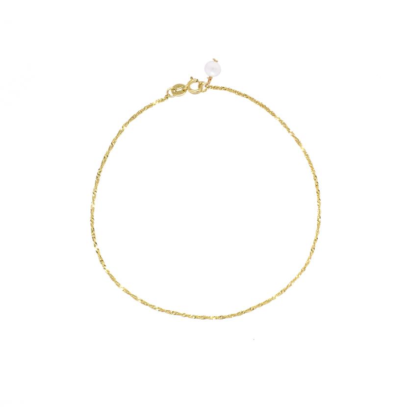 A twisted chain bracelet in 14-karat gold with a little pearl accent at the clasp 