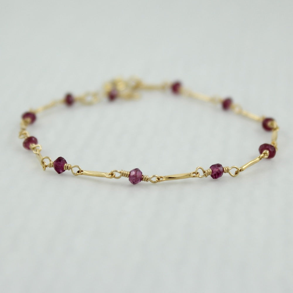 Dapped Bar & Gemstone Chain Bracelet | Magpie Jewellery | Yellow Gold | Garnet