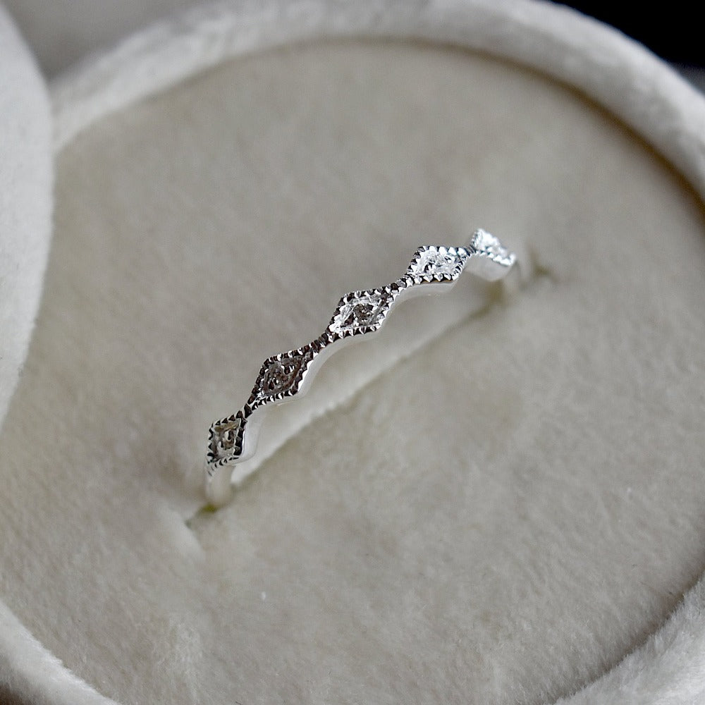 Vintage-Inspired Tapered Diamond Shape Ring - Magpie Jewellery