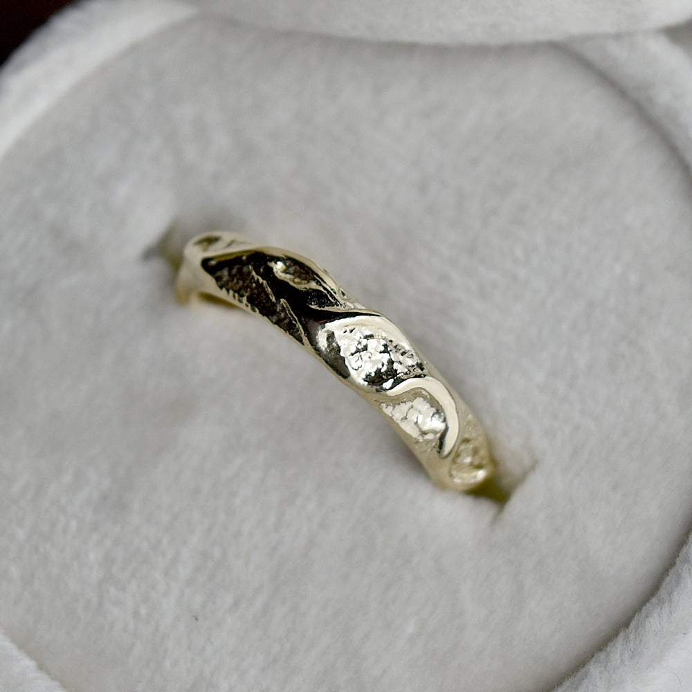 10ky 'Tangles' Medium Band - Magpie Jewellery