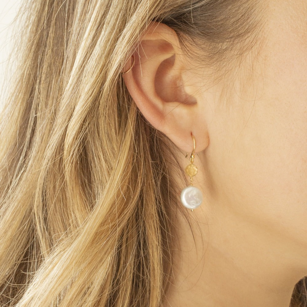 Hammered Disc Earring with Coin Pearl - Magpie Jewellery