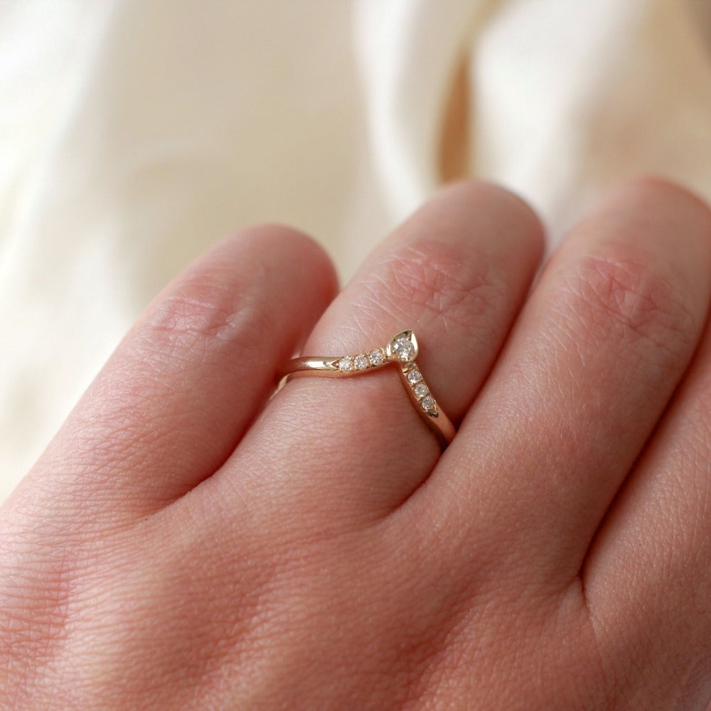 Pointed Diamond Wave Band - Magpie Jewellery