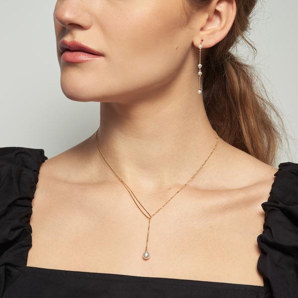 A round pearl anchors this pull through style necklace handcrafted in a contrast of twisted rope and box chains | on model