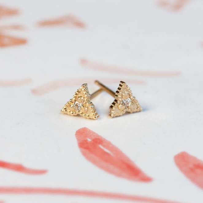18KY Ribbed Relic Trefoil Studs with Diamonds - Magpie Jewellery